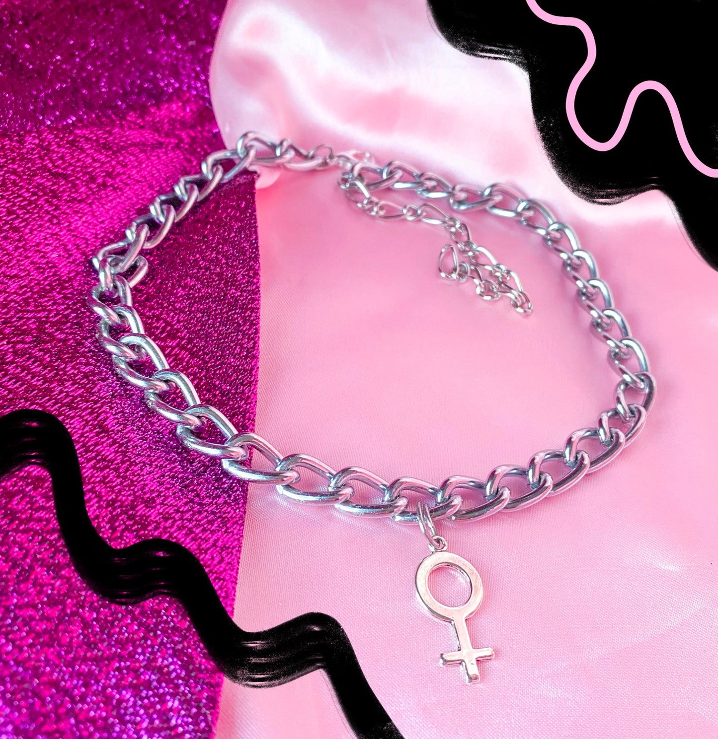 Venus symbol charm on chunky chain choker necklace