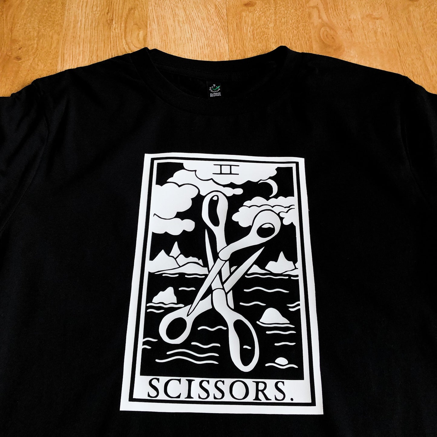 Scissor tarot card black t-shirt